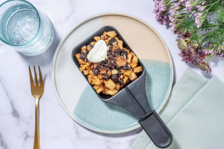Crumble à la poire servi avec du yaourt à la grecque