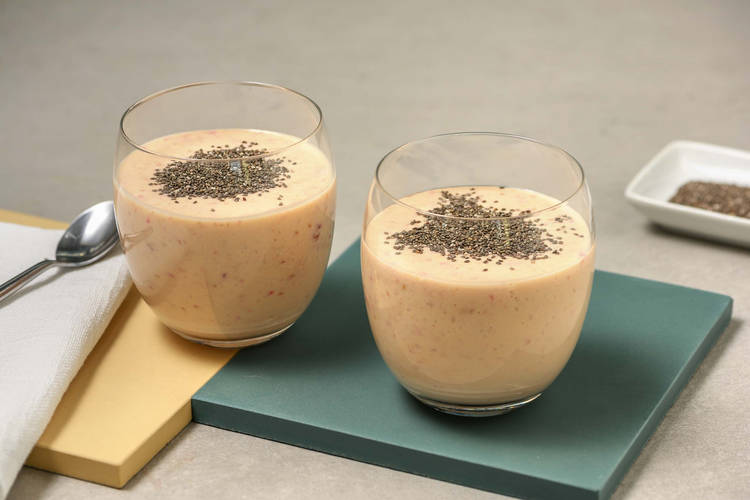 Smoothie mangue-framboise au lait de coco garni de graines de chia