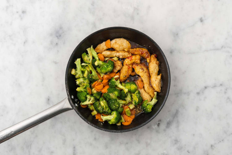 Tilsæt sauce og grøntsager