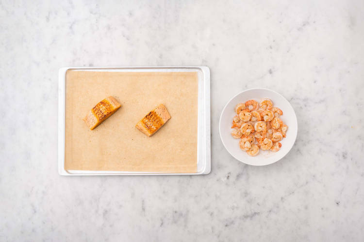 Rôtir le saumon et sauter les crevettes