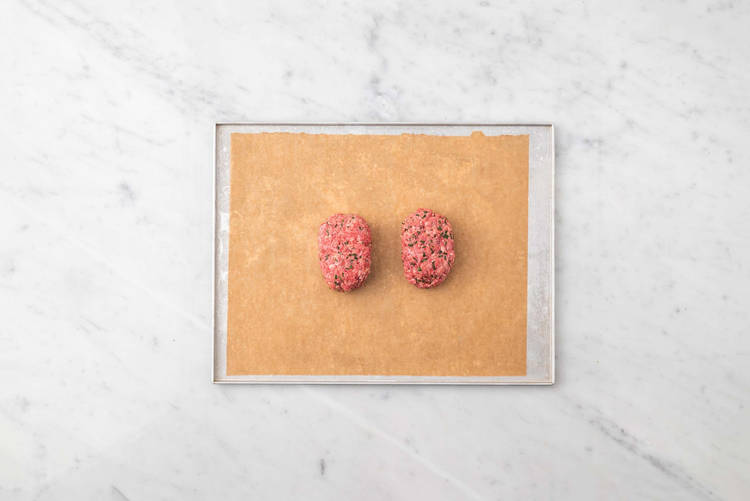 Former et rôtir les pains de viande