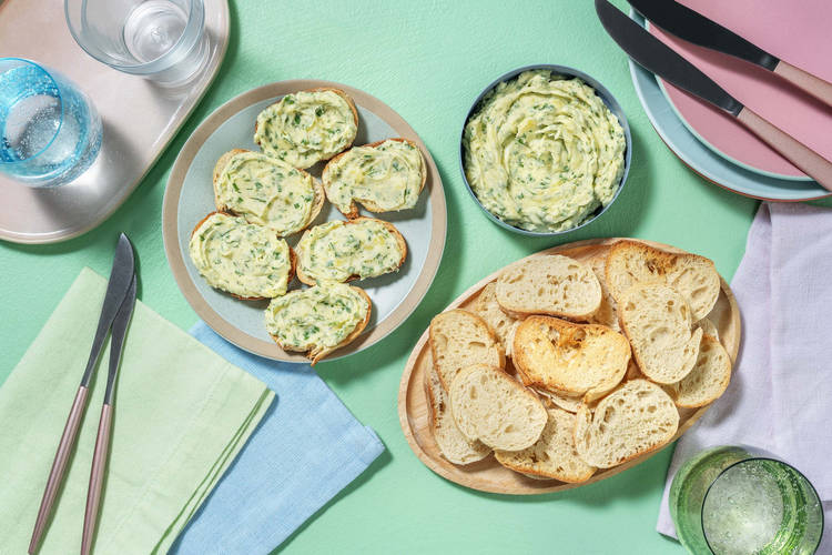 Baguette et beurre aux fines herbes maison