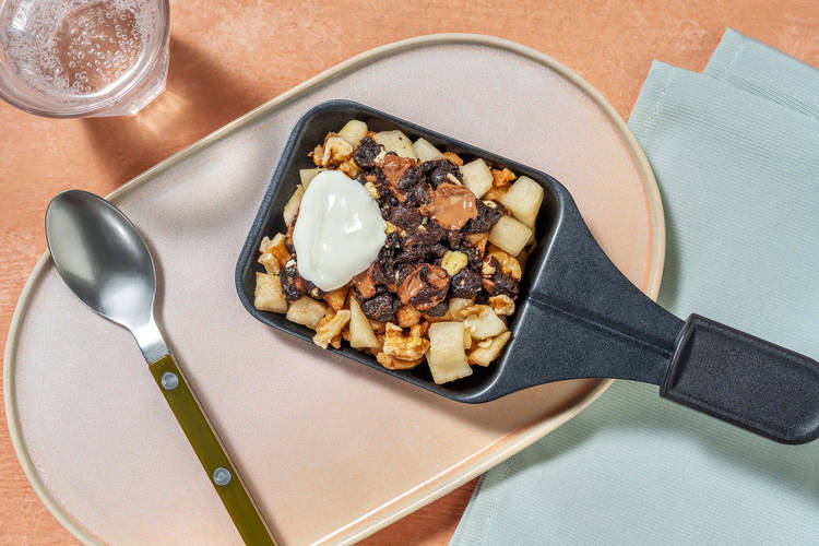 Crumble à la poire servi avec du yaourt à la grecque