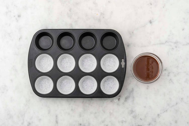 Préparer le moule et fondre le chocolat