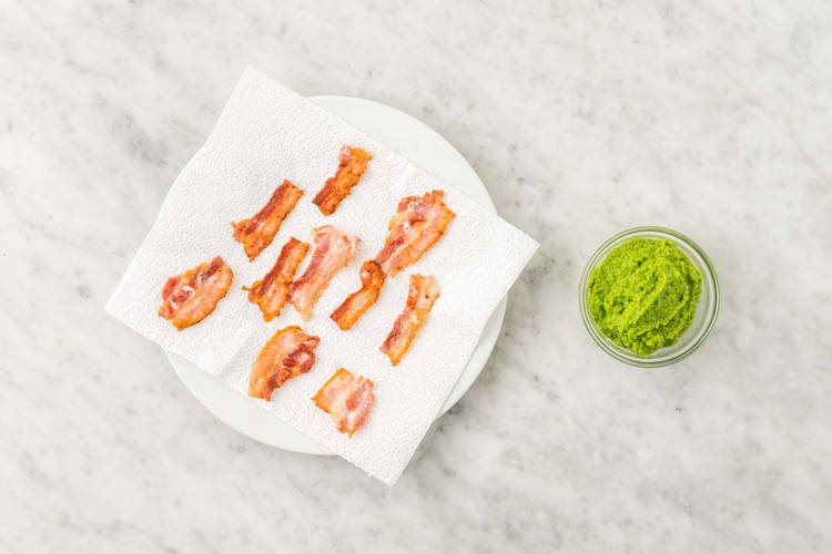 Cuocere i piselli e il bacon