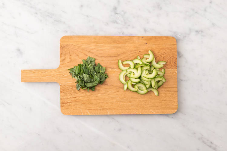 Prepara el pepino y la albahaca