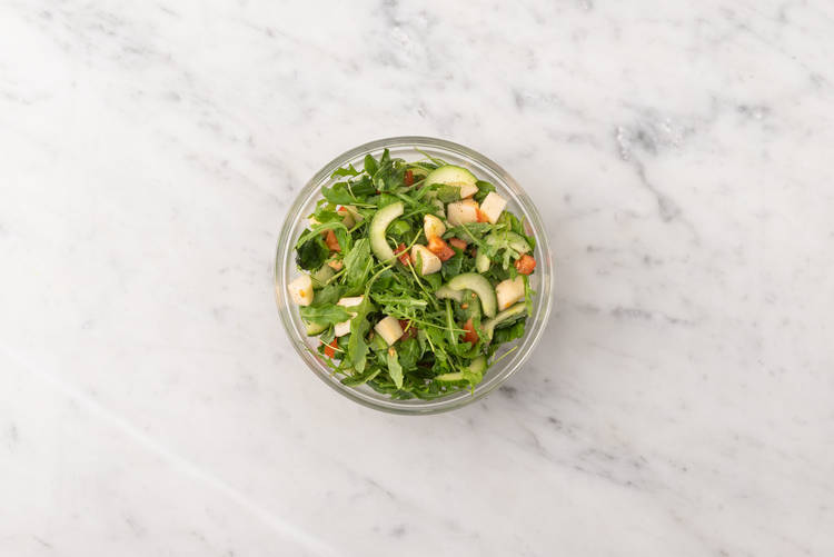Prepara la vinagreta y la ensalada