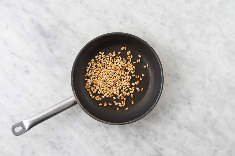 Griller les noix de pin