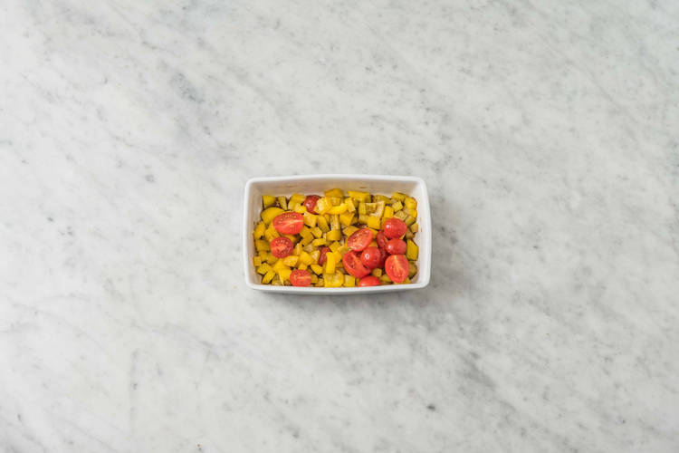 Enfourner les tomates et le poivron