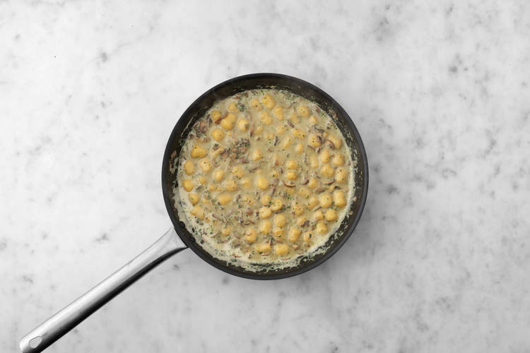 Combina los gnocchis y la salsa