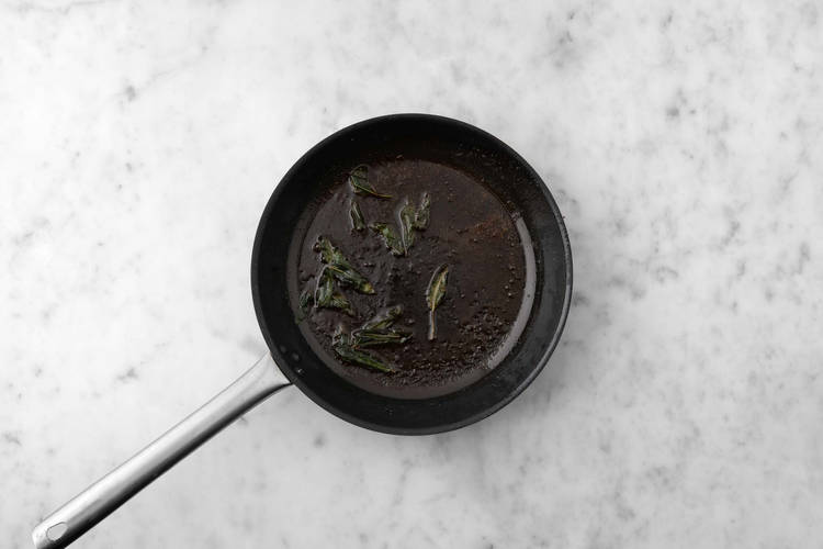 Prepara la salsa de salvia