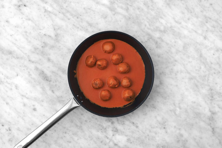 Combina las albóndigas y la salsa