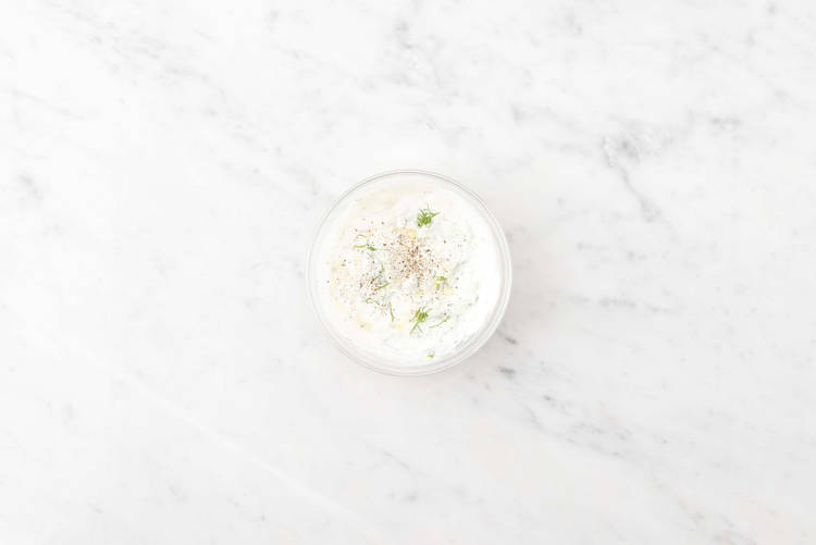 Prepara la salsa de yogur