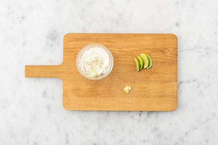Préparer et mélanger la crème sure à la lime
