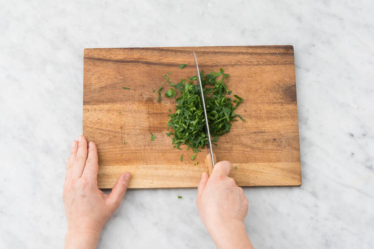 Petersilie schneiden