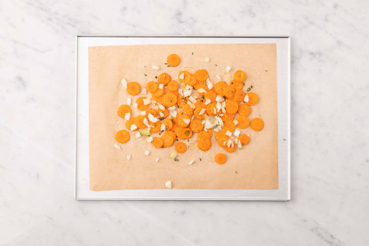 Préparer et rôtir les carottes et les oignons