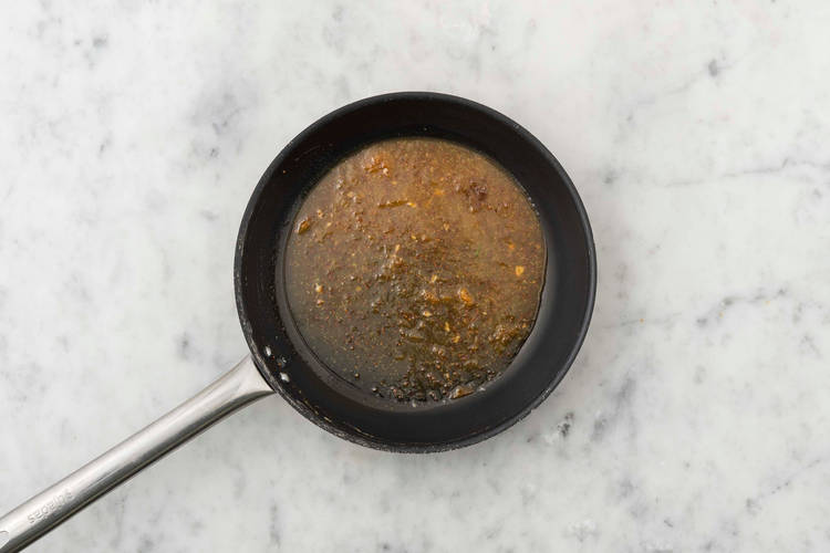 Cuire la sauce à l’abricot