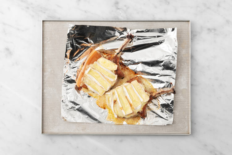 Garnir le porc de brie