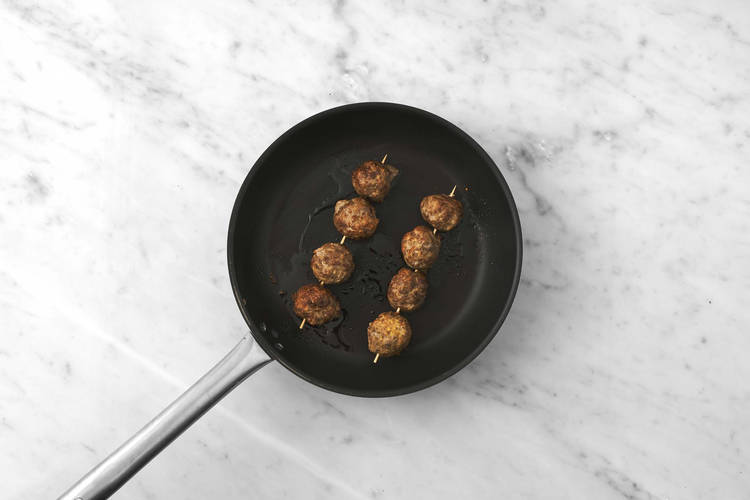 Cuire les boulettes de viande