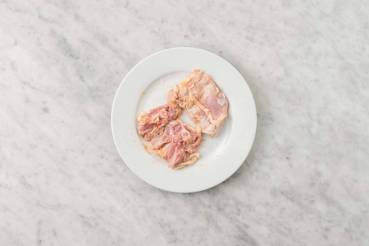 Preparare la crema di ricotta e condire il pollo