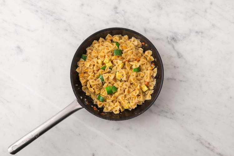 Agrega la pasta y prepara la ensalada