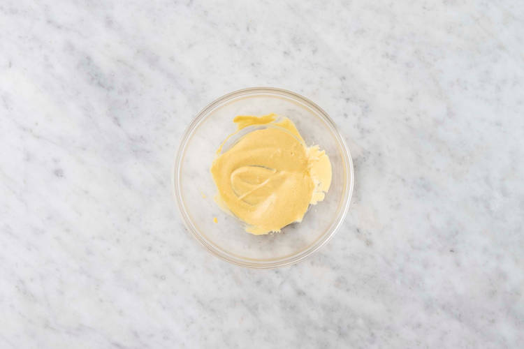 Comporre la vinaigrette e tostare le noci