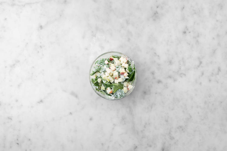Gör äppelsallad