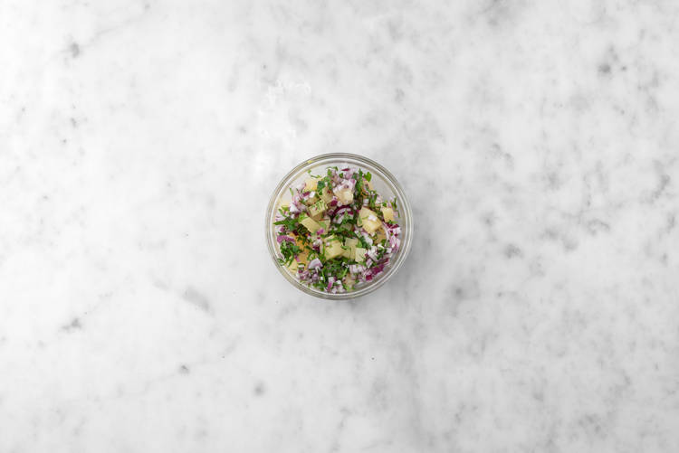 Gör ananassalsa