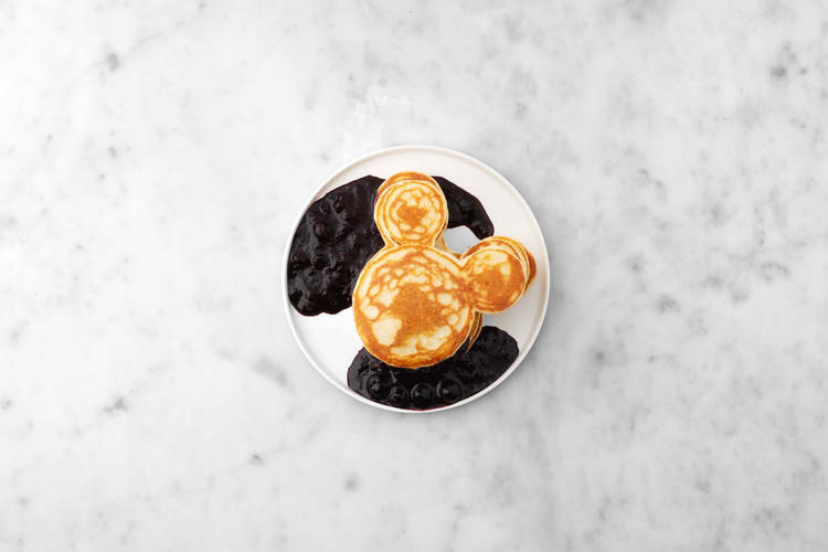 Servir les pancakes Mickey