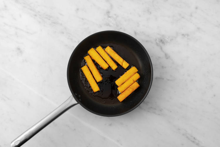 Cuocere la polenta e gli spinaci