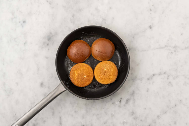 Brioche Brötchen toasten