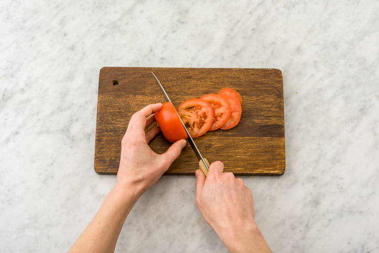 Condire l'insalata e scaldare il pane