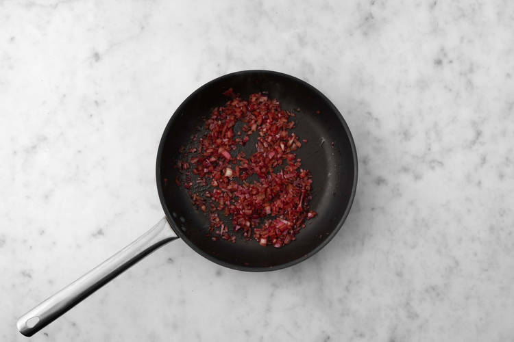 Caraméliser l'oignon rouge