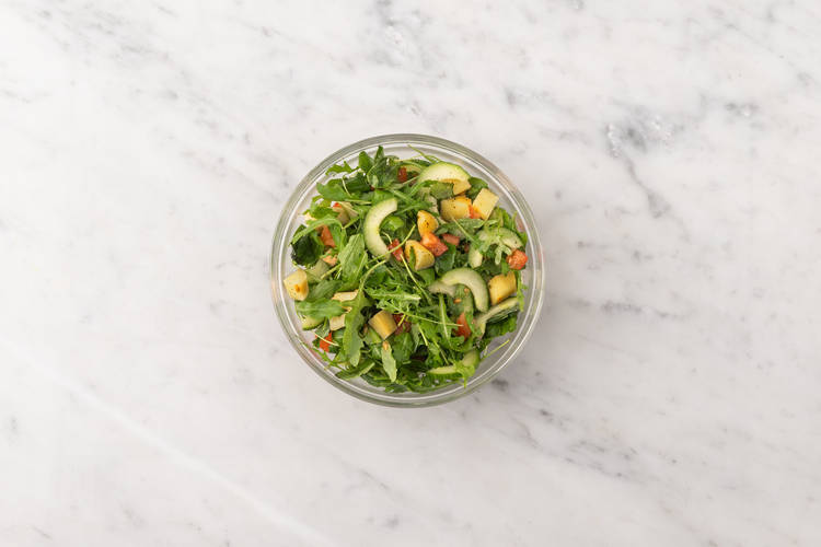 Prepara la vinagreta y la ensalada
