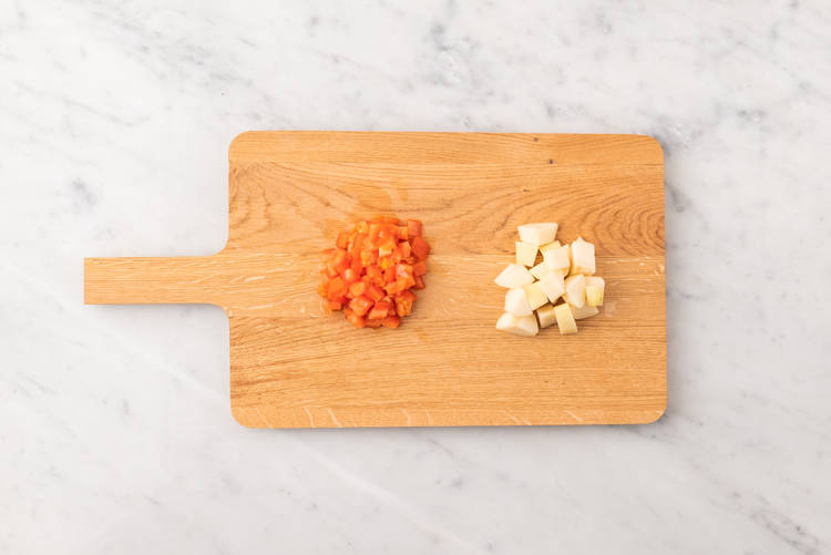 Prepara la pera y el tomate