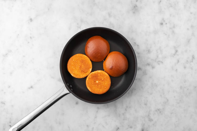 Brioche Brötchen toasten