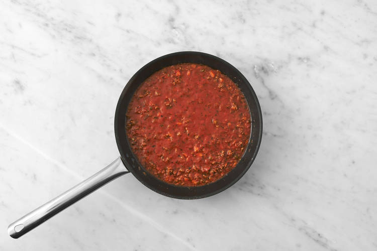 Añade la salsa