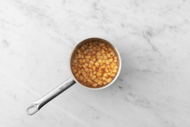 Préparer les frites et la compote