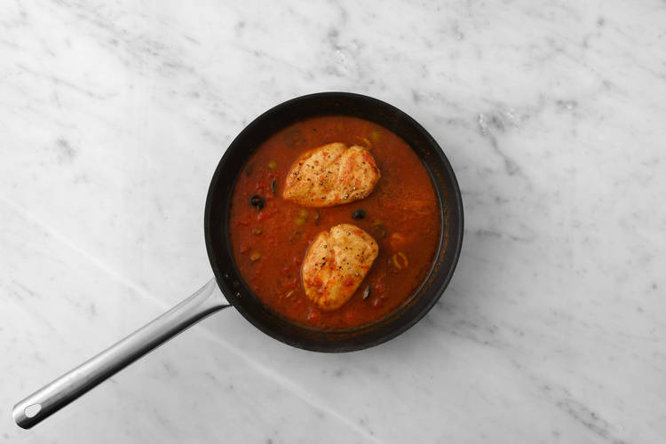 Commencer la sauce et cuire le poulet