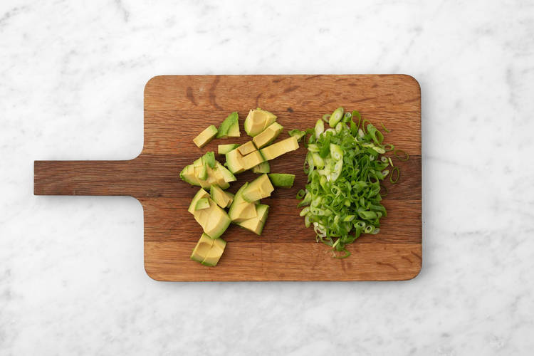 Couper l'avocat et l'oignon nouveau