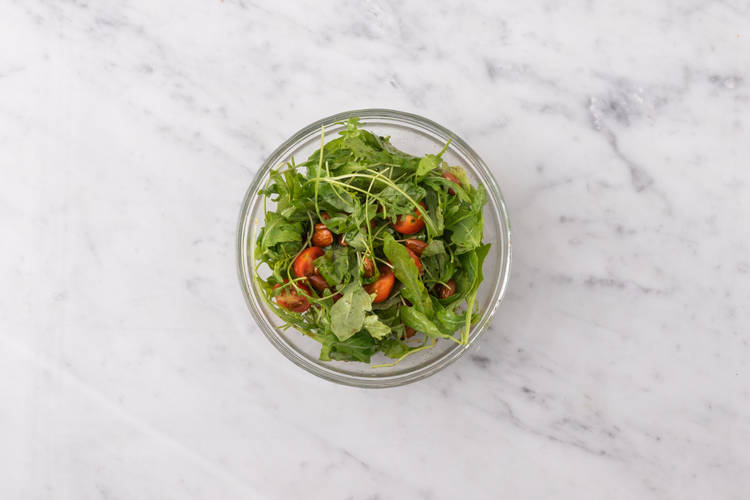 Préparer la salade et couper