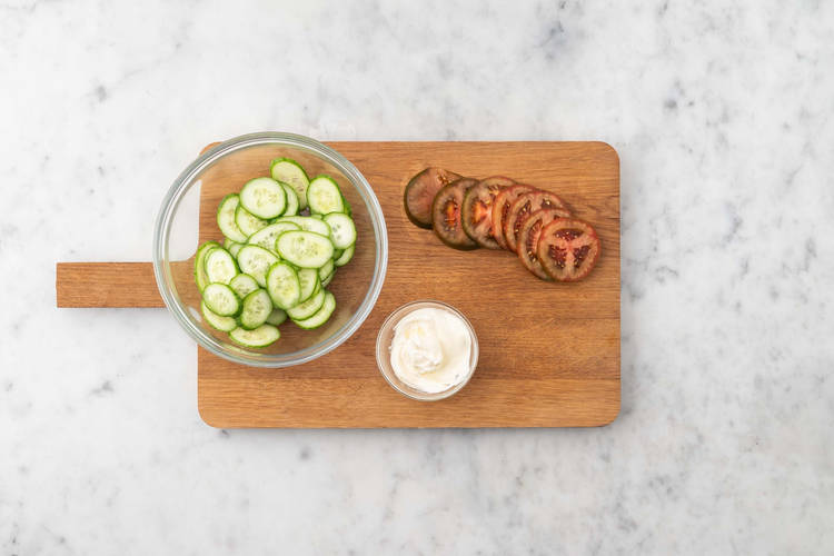 Préparer la mayonnaise et le concombre