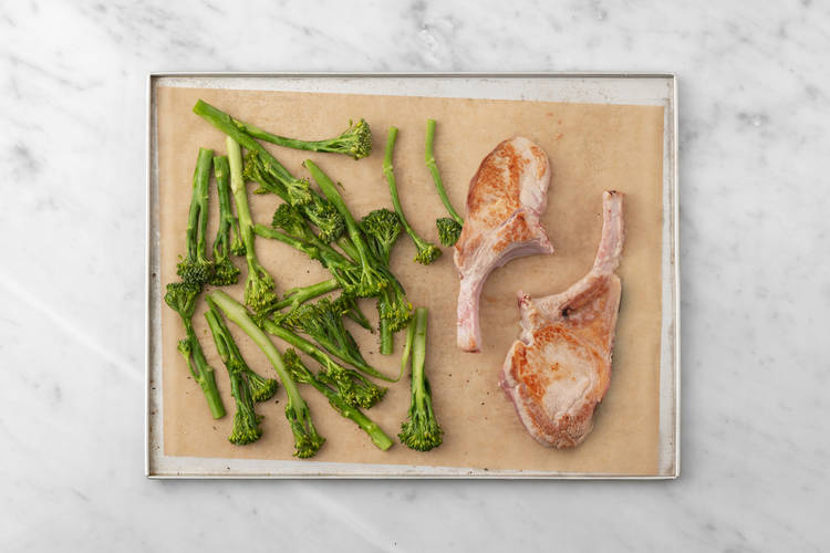 Cuire le porc et le broccolini