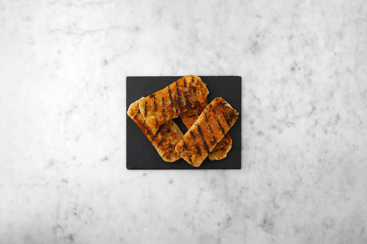 Griller le pain à l’ail