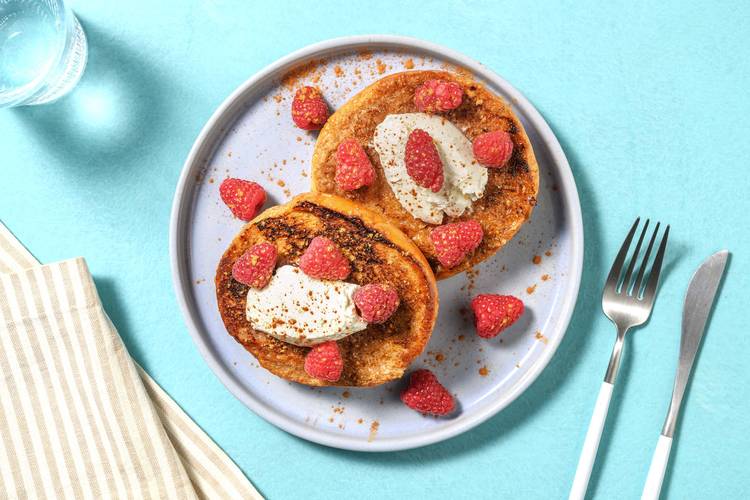 Pain perdu brioché servi avec du mascarpone, garni de framboises et de cannelle