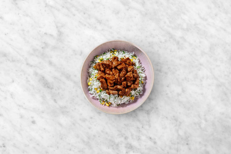 Adereza el arroz y emplata