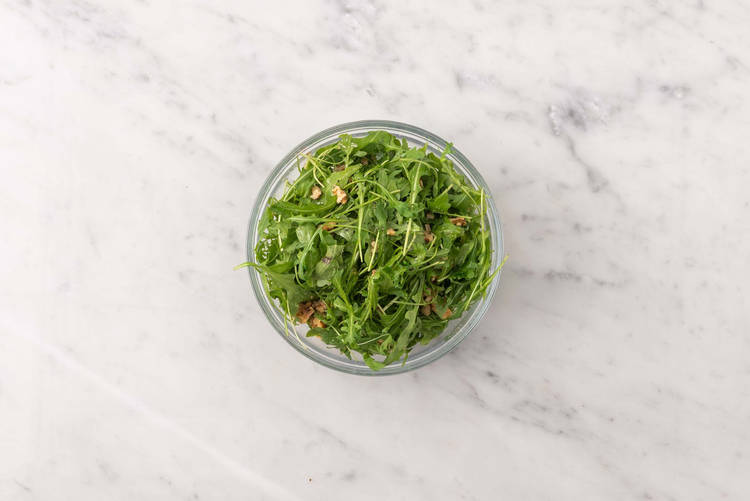 Prepara la vinagreta y la ensalada