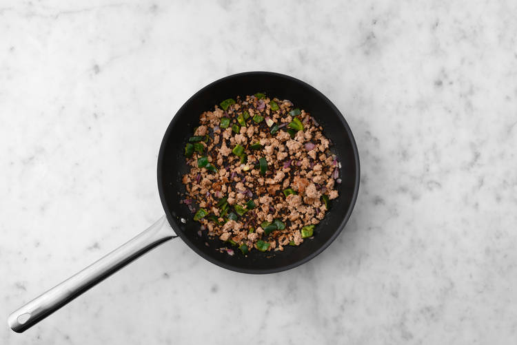 Cocina las verduras y la carne