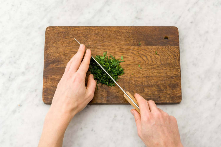 Knoblauchcreme anrühren