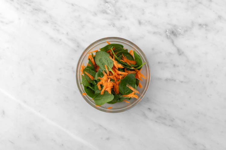 Gör morot- och spenatsallad